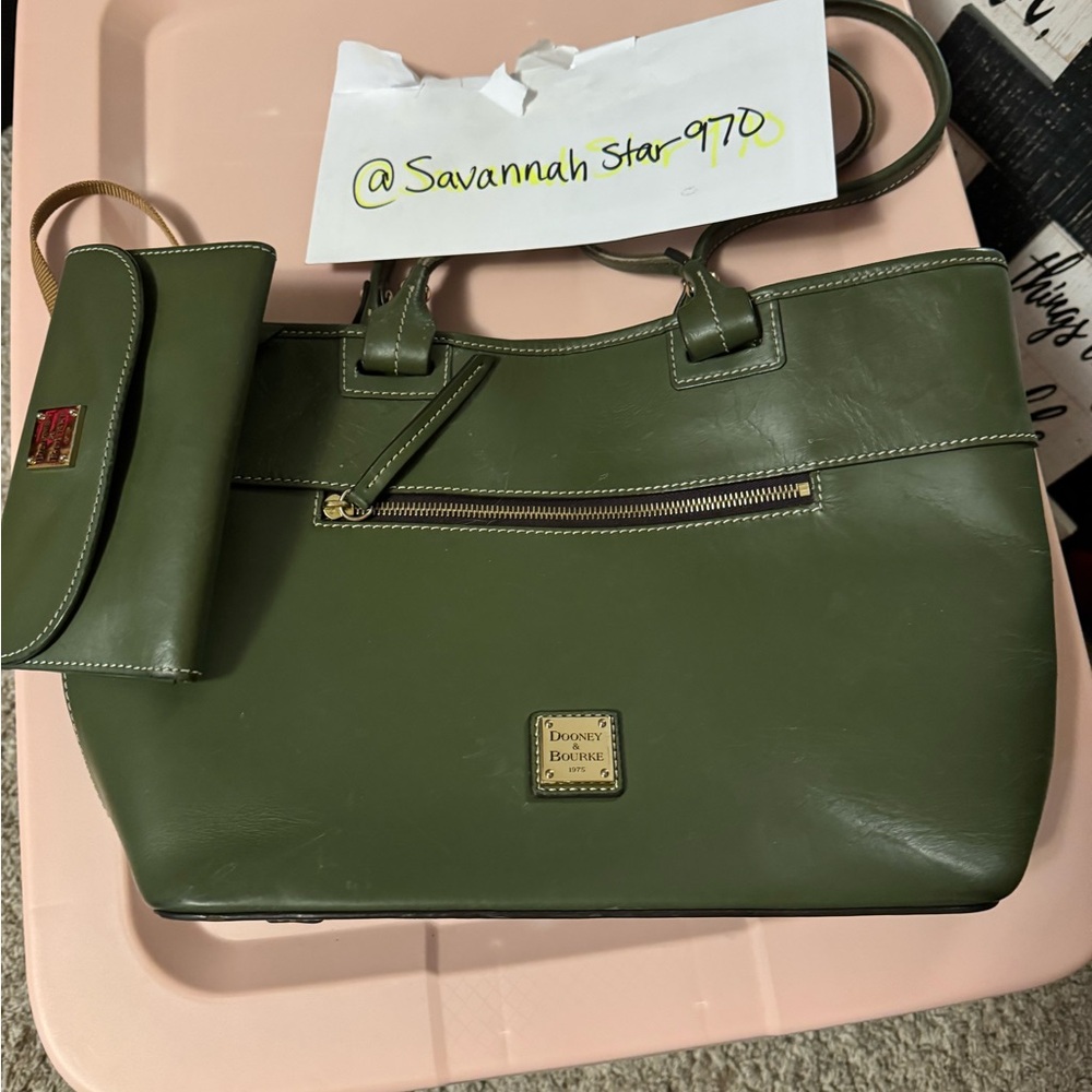 Dooney & Bourke Green Shoulder Bag Sleek Design